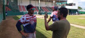 periodista entrevistando a un softbolista en el terreno