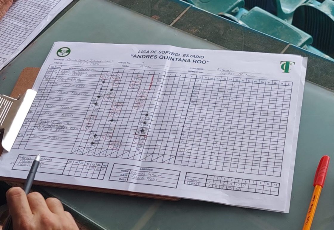 Anotador en posición durante partido — softbolcancun.com