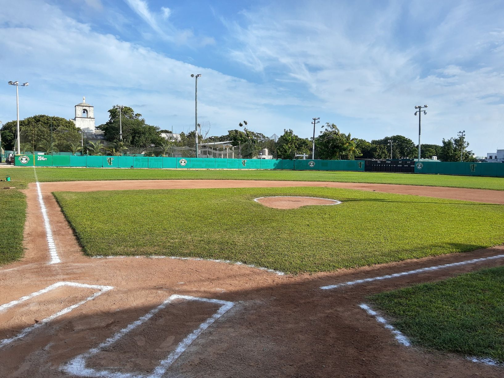 Campo principal de la Liga Taxistas de Cancún en el Estadio 13 de Marzo