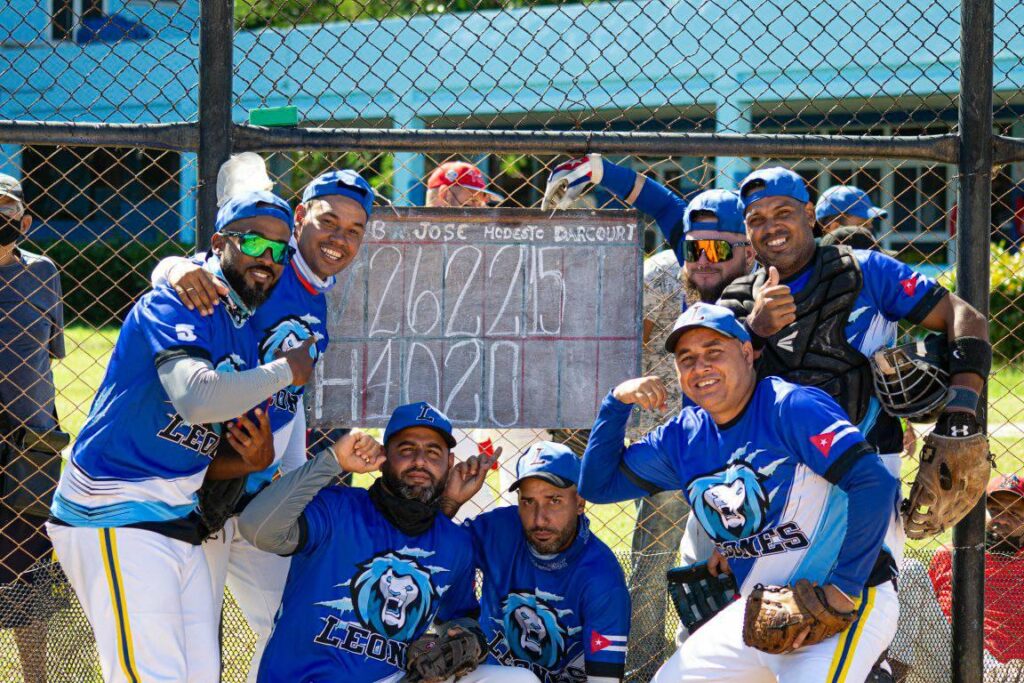 equipo softbol posando junto a la pizarra