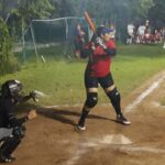 sofbolista en el cajón de bateo