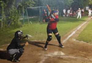 sofbolista en el cajón de bateo