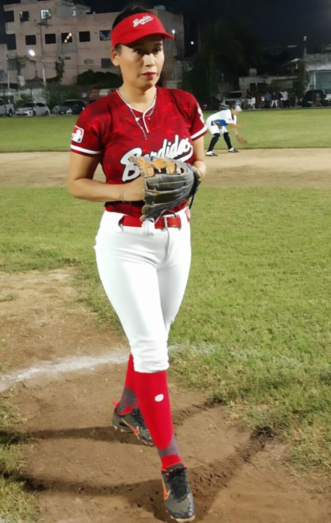 Leticia López lanzado softbol