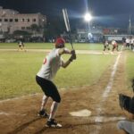 softbolista en el cajon de bateo