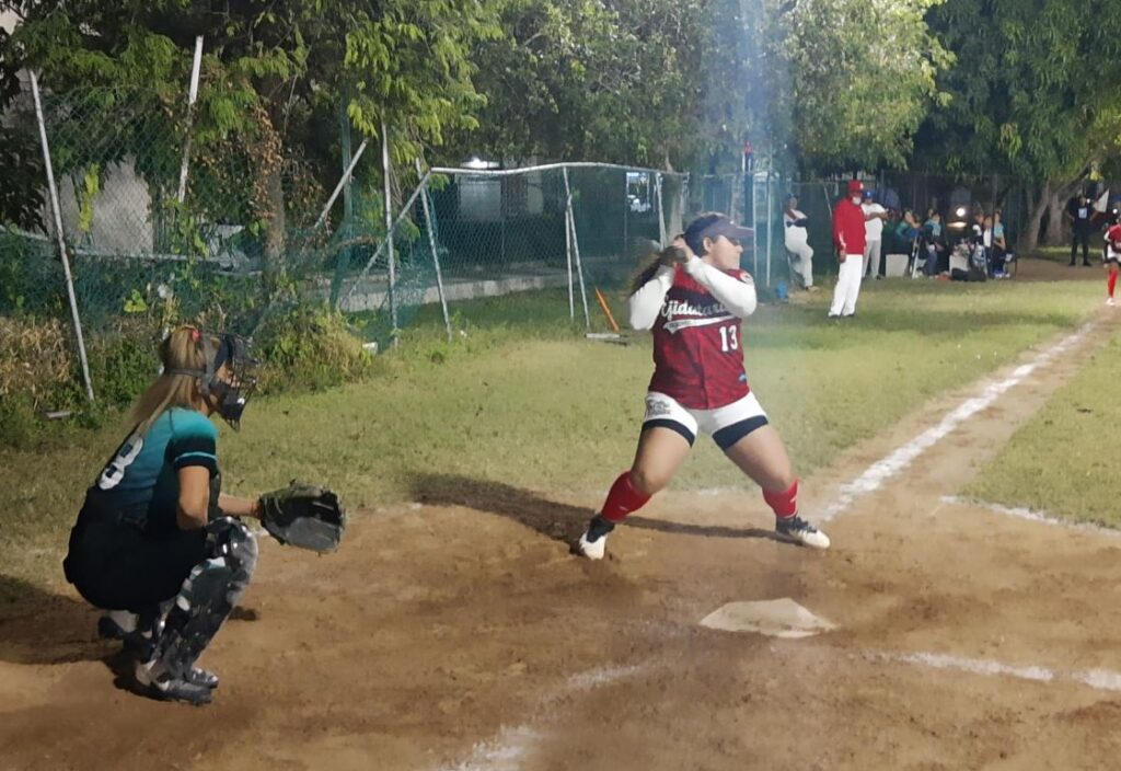 bateadora en el cajón de bateo