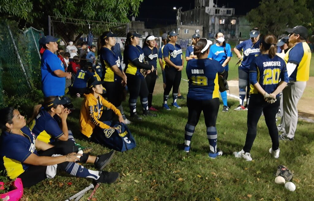 Equipo de softbol femenil en Cancún celebrando en el campo