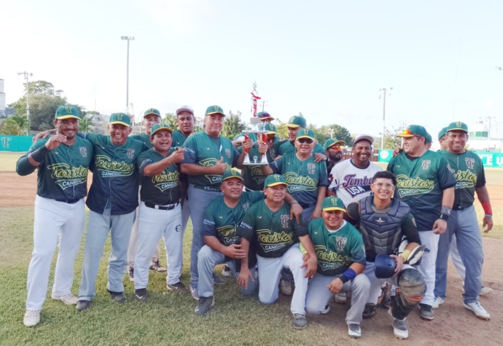 equipo de softbol posando para la foto del torneo