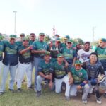 equipo de softbol posando para la foto del torneo