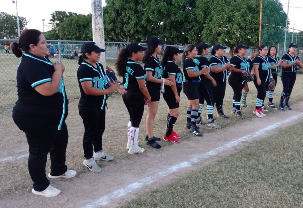 equipo de softbol femenil formado en linea de primera