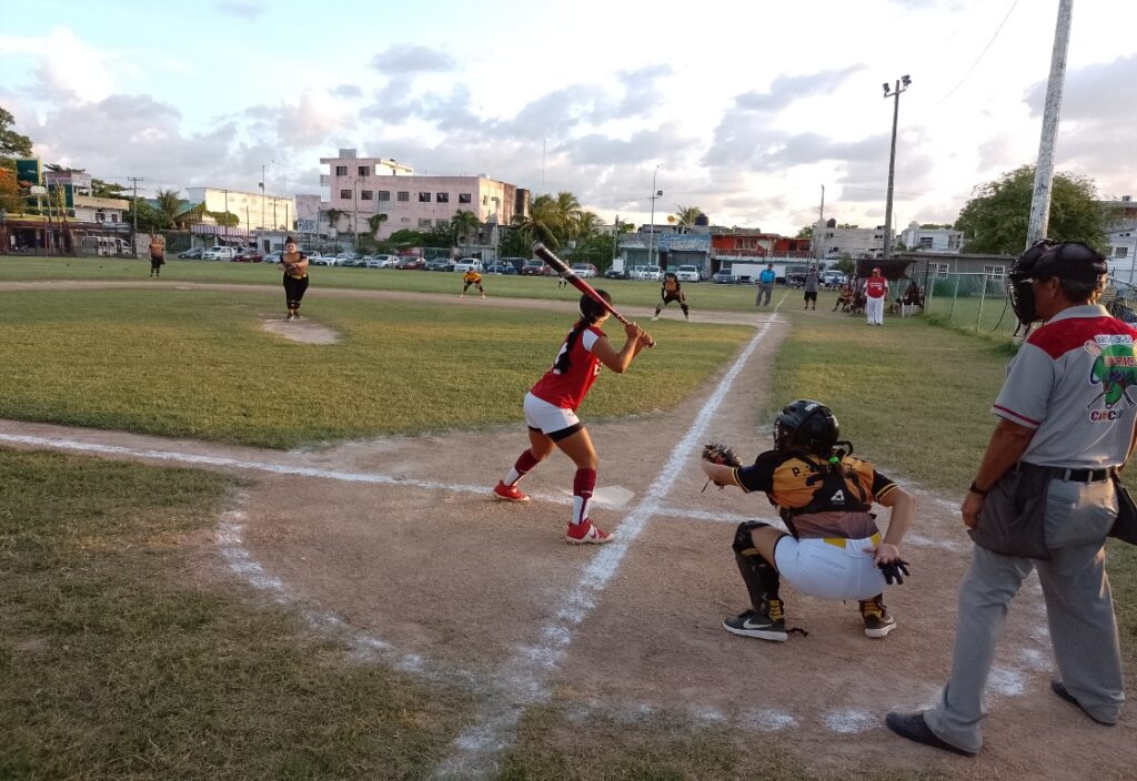 Jugadora de softbol femenil Cancún bateando media veleta