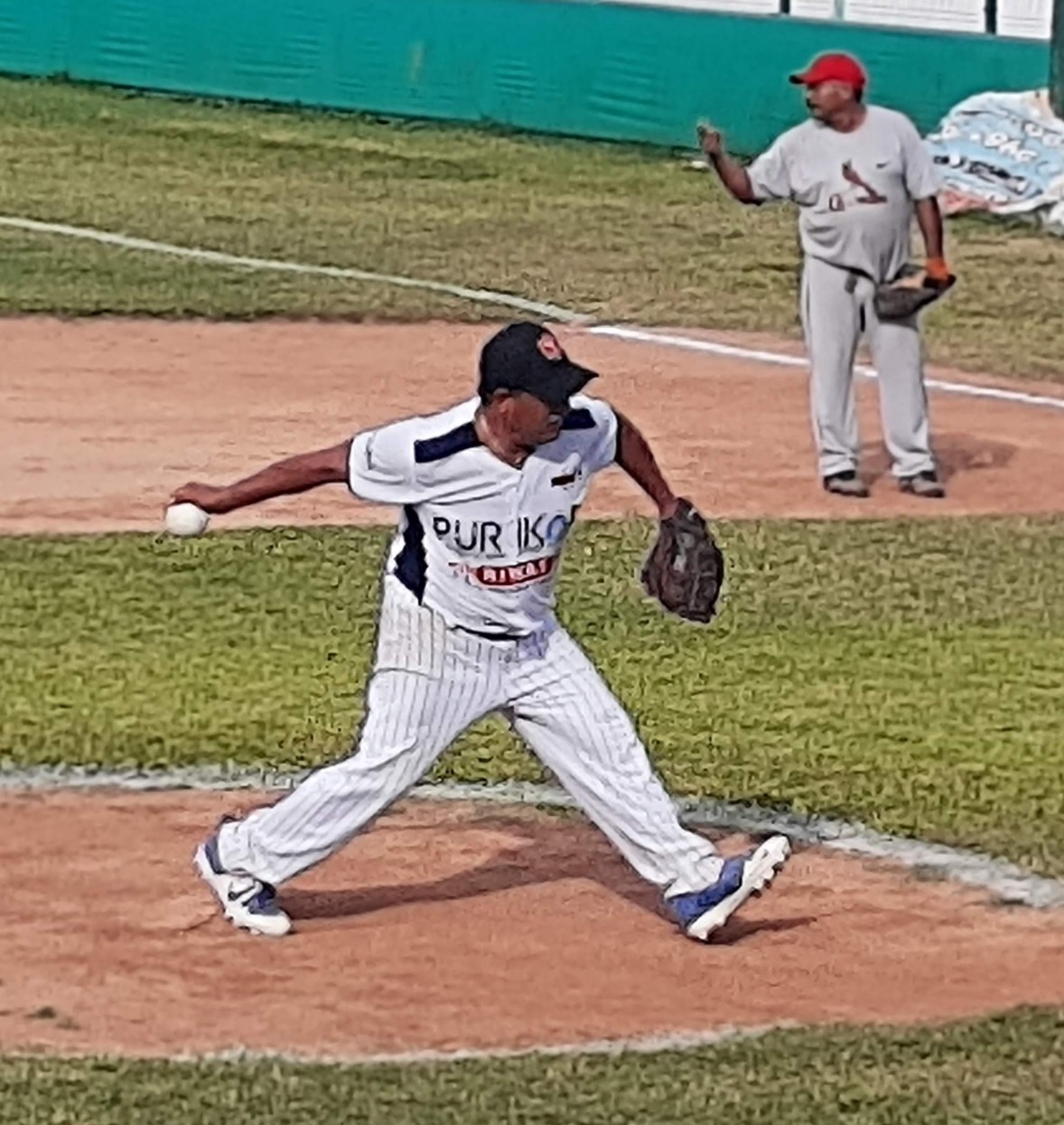Lanzamiento legal slow pitch — clase magistral