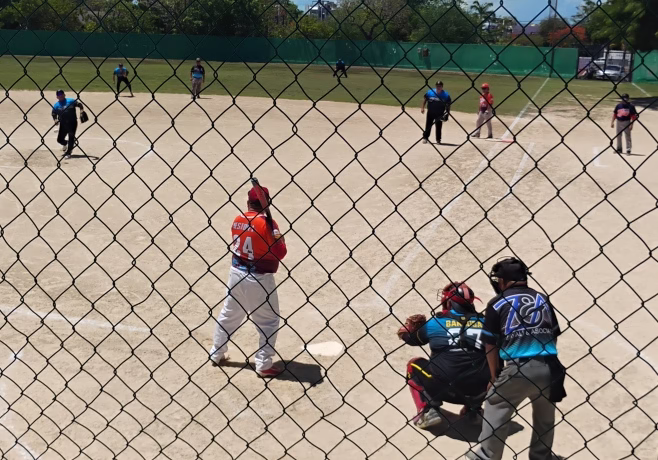 Bateador de softbol en su turno al bate