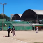 Momento de un partido de softbol en Cancún
