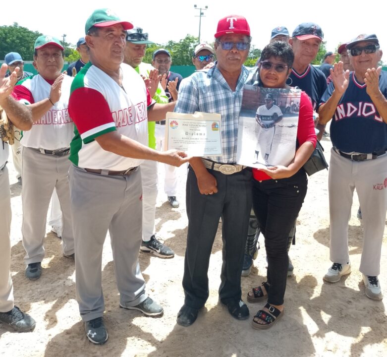 Homenaje al lanzador de softbol Ramón Sanchez "El Poli"