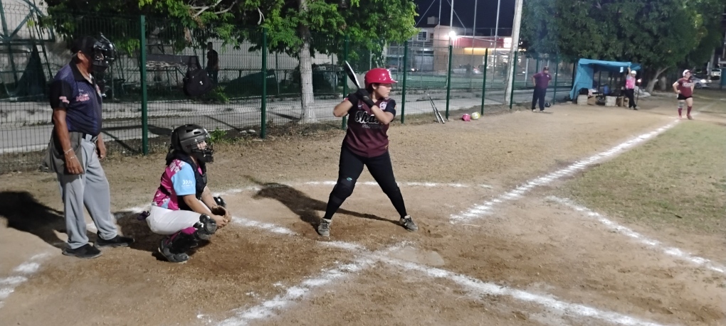 Paola Chacón frente a Caribeñas, 10mo torneo softbol Manuel Rentería