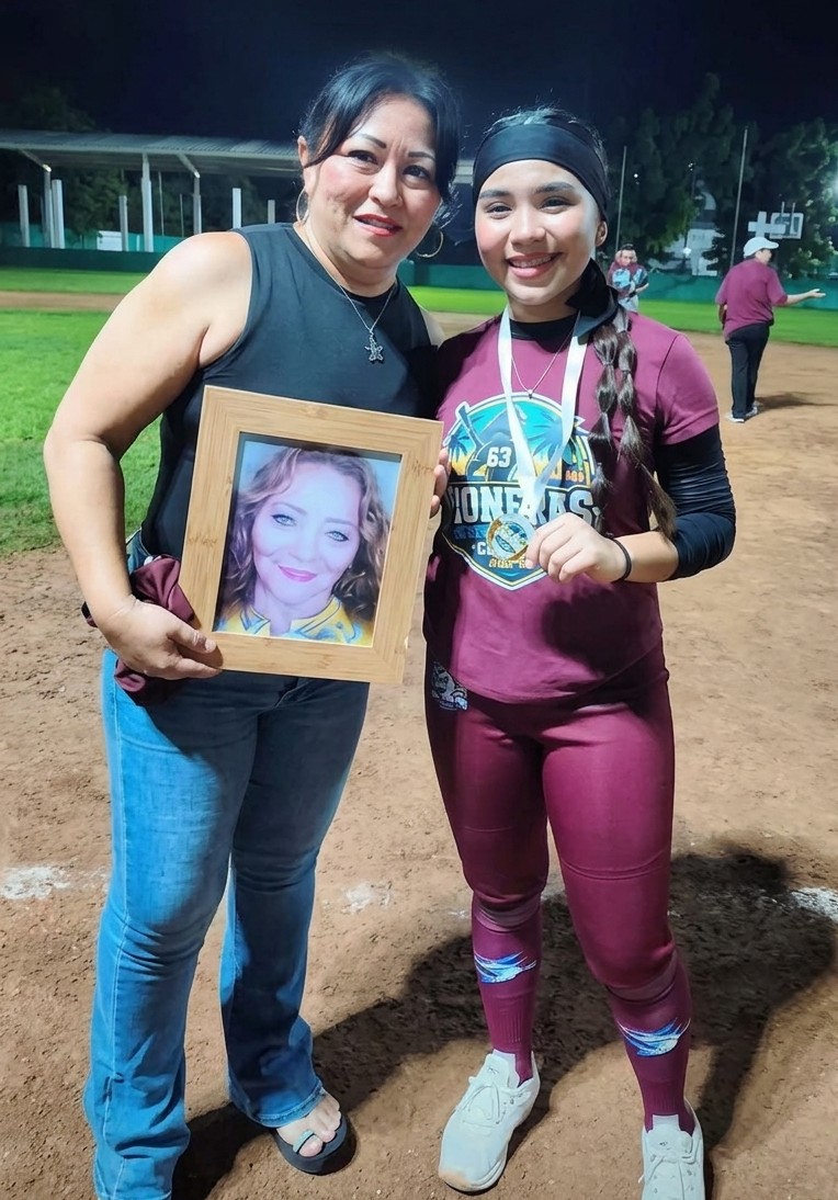 Indira Rodríguez Gaburel y su hija Zoe Núñez Rodríguez con el retrato de Mary Gaburel