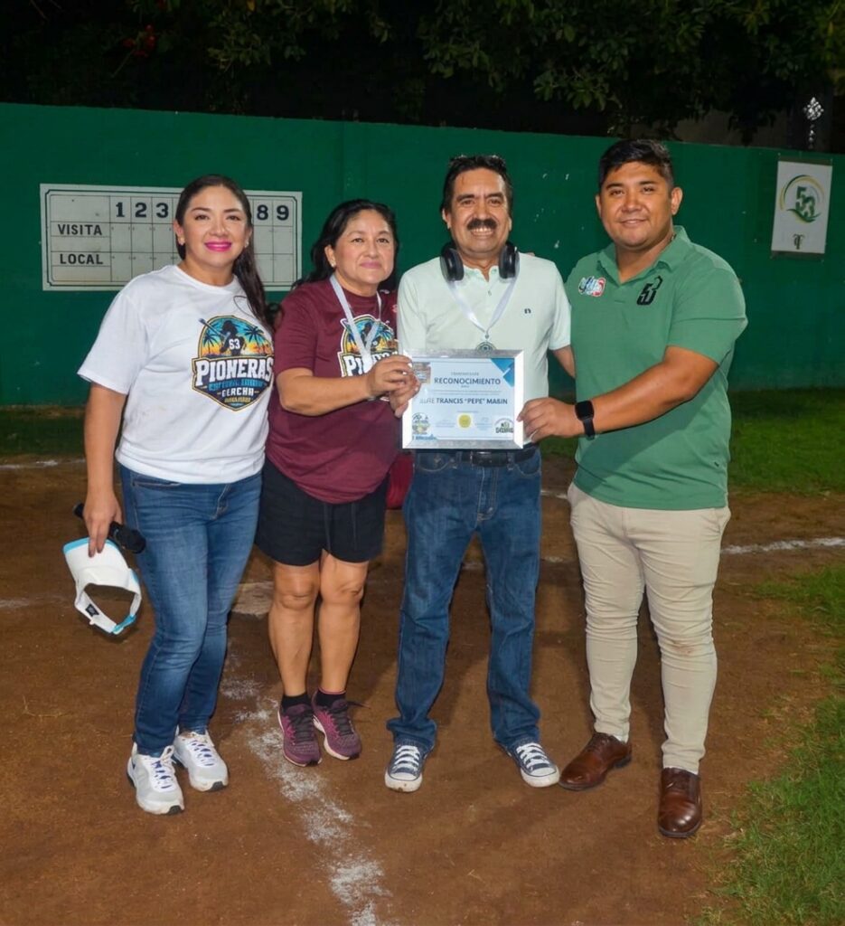 Maritza Castillo Acosta, Guadalupe Acosta, Pepe Marín y Juan Cosgaya con el reconocimiento en el 3er Reencuentro de Pioneras del Softbol