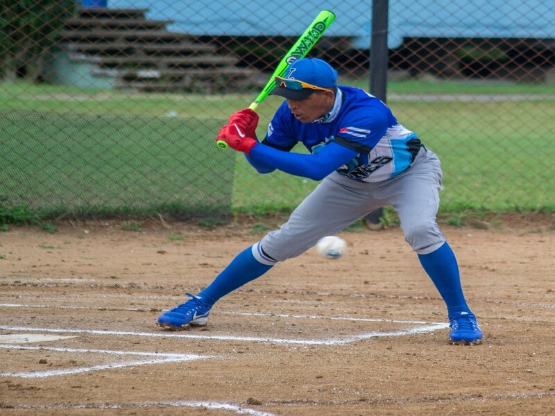 Técnica del softbol: bateo, pitcheo y fildeo paso a paso