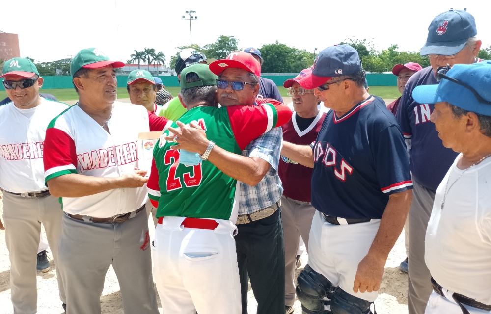 Ramón Sanchez recibiendo homenaje de los Madereros de Cancún