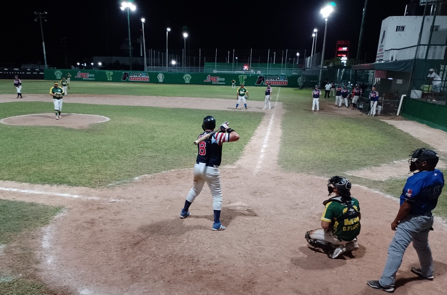 Juego Taxistas vs Tembas, durante el 3er torneo inter de Cancún