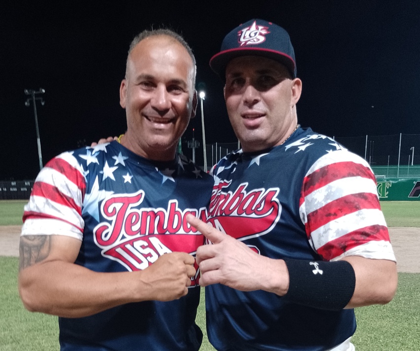 René Rodríguez y Norberto Alonso, jugadores del 3er torneo internacional de softbol recreativo de Cancún