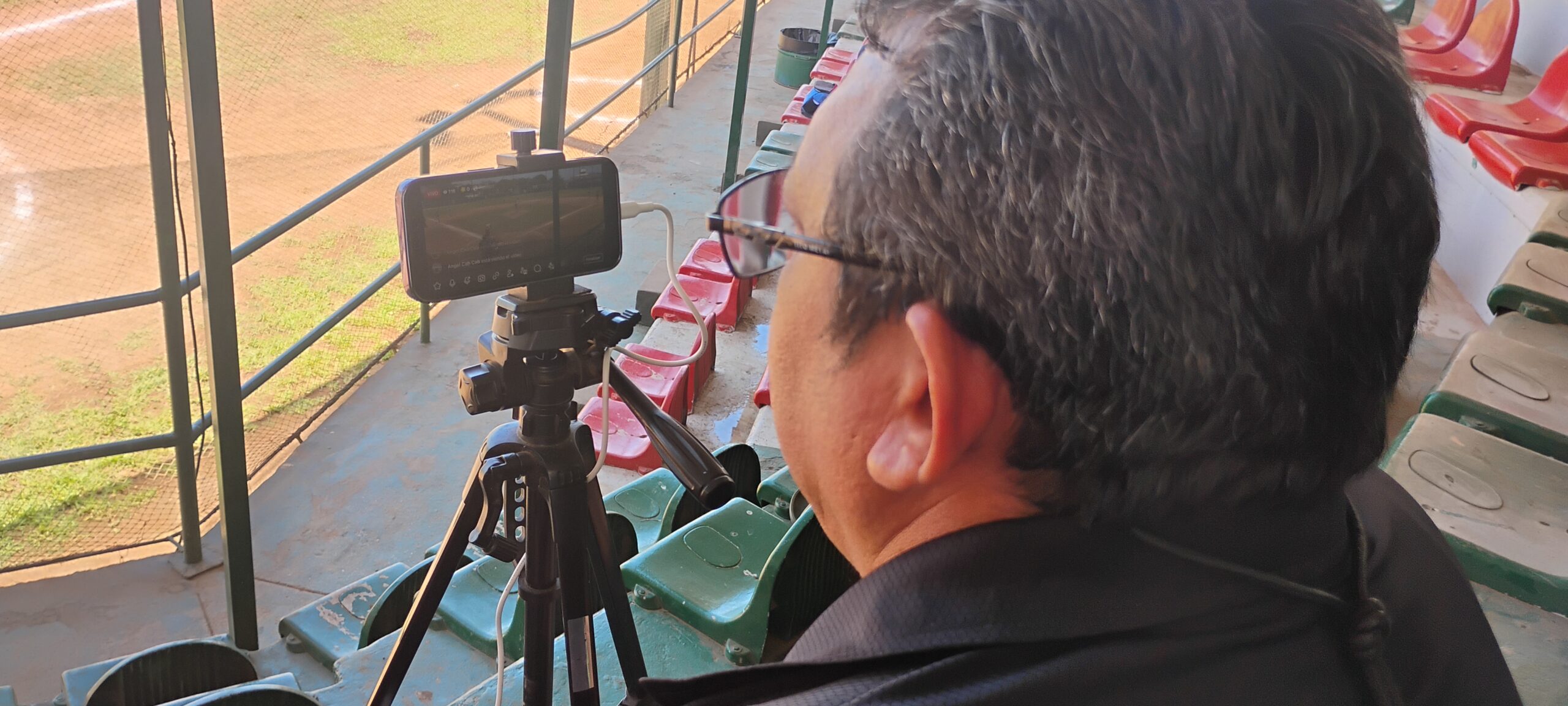 Narrador deportivo transmitiendo en vivo desde el estadio — softbolcancun.com