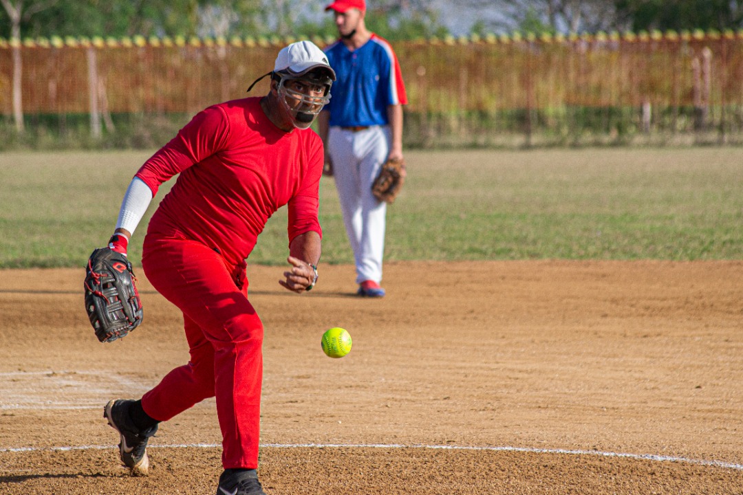 Pitcher en acción — softbol en Cancún