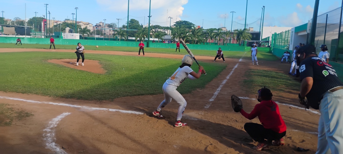 Juego entre Barracudas Girls y Tigres Femenil en el Torneo B de Softbol Femenil Taxistas 2026