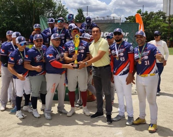 Bombarderos PTY, equipo de softbol de Panamá campeón en Medellín